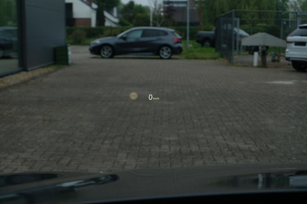 BMW X1 xDrive25e M-sport | PHEV | M pakket | Keyless entry | Camera | Elektrische stoelen met geheugen | Head up Display