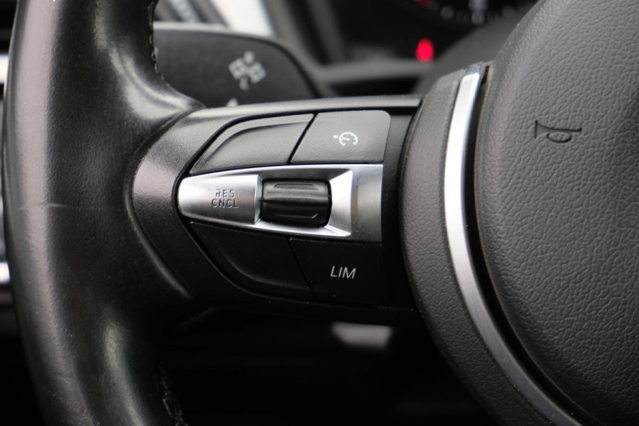 BMW X1 xDrive25e M-sport | PHEV | M pakket | Keyless entry | Camera | Elektrische stoelen met geheugen | Head up Display