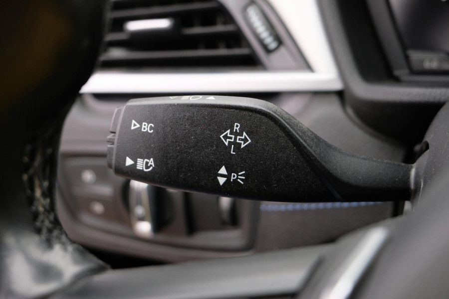 BMW X1 xDrive25e M-sport | PHEV | M pakket | Keyless entry | Camera | Elektrische stoelen met geheugen | Head up Display