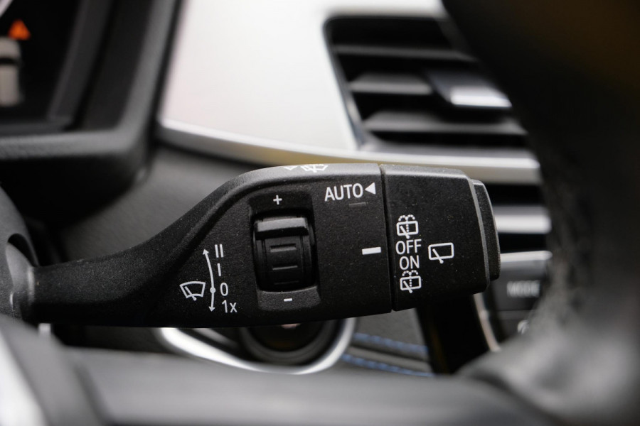 BMW X1 xDrive25e M-sport | PHEV | M pakket | Keyless entry | Camera | Elektrische stoelen met geheugen | Head up Display