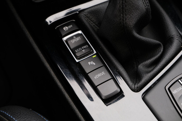 BMW X1 xDrive25e M-sport | PHEV | M pakket | Keyless entry | Camera | Elektrische stoelen met geheugen | Head up Display