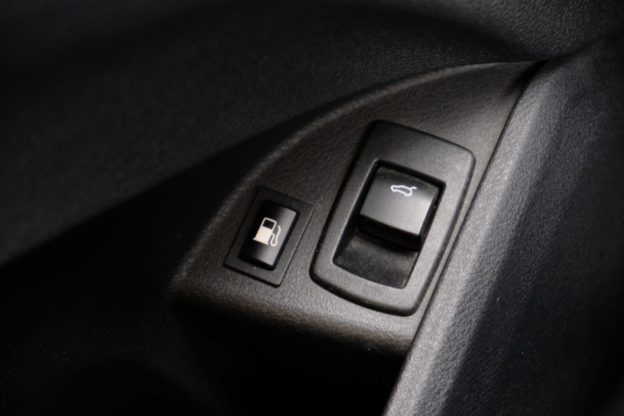 BMW X1 xDrive25e M-sport | PHEV | M pakket | Keyless entry | Camera | Elektrische stoelen met geheugen | Head up Display