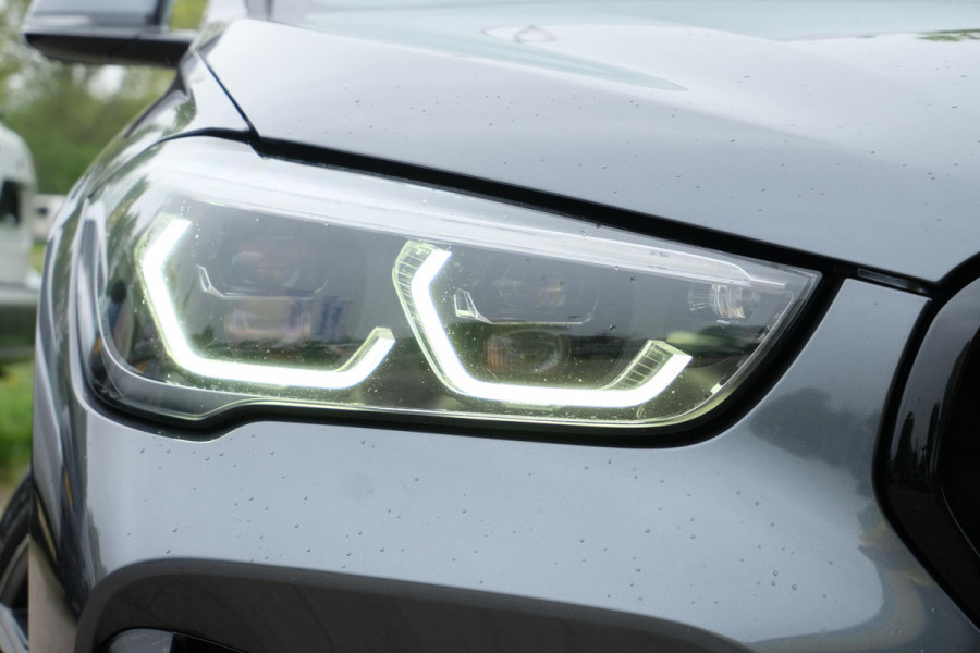 BMW X1 xDrive25e M-sport | PHEV | M pakket | Keyless entry | Camera | Elektrische stoelen met geheugen | Head up Display