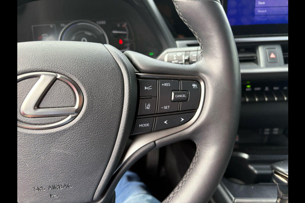 Lexus UX 250h Preference Line | 184pk | Stoel- & Stuurverwarming | Adaptive Cruise | Achteruitrijcamera | 18 Inch |