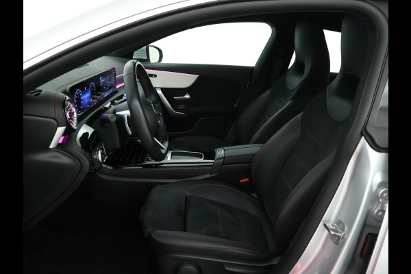 Mercedes-Benz CLA-Klasse shooting brake Shooting Brake 180 AMG Sportpakket | Keyless Go | Sfeerverlichting | Car Play | Stoelverwarming | Parkeerpakket met Camera | Inclusief 24 maanden Mercedes-Benz Certified garantie voor Europa.