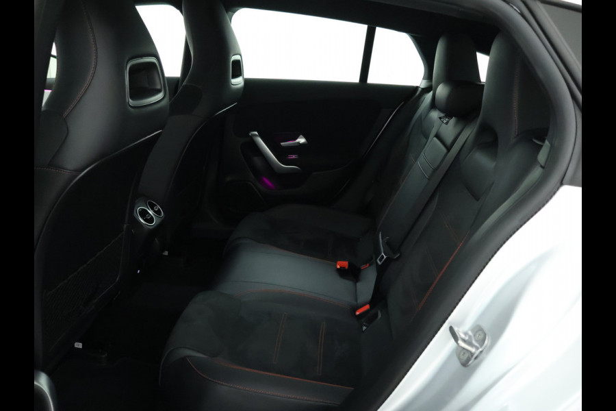Mercedes-Benz CLA-Klasse shooting brake Shooting Brake 180 AMG Sportpakket | Keyless Go | Sfeerverlichting | Car Play | Stoelverwarming | Parkeerpakket met Camera | Inclusief 24 maanden Mercedes-Benz Certified garantie voor Europa.