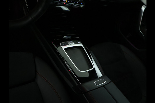 Mercedes-Benz CLA-Klasse shooting brake Shooting Brake 180 AMG Sportpakket | Keyless Go | Sfeerverlichting | Car Play | Stoelverwarming | Parkeerpakket met Camera | Inclusief 24 maanden Mercedes-Benz Certified garantie voor Europa.