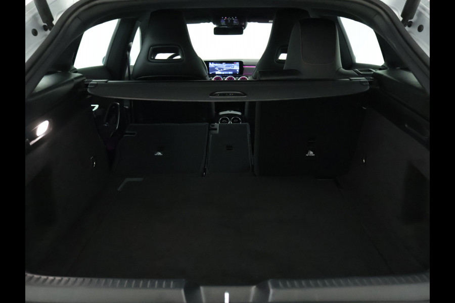 Mercedes-Benz CLA-Klasse shooting brake Shooting Brake 180 AMG Sportpakket | Keyless Go | Sfeerverlichting | Car Play | Stoelverwarming | Parkeerpakket met Camera | Inclusief 24 maanden Mercedes-Benz Certified garantie voor Europa.