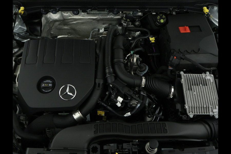 Mercedes-Benz CLA-Klasse shooting brake Shooting Brake 180 AMG Sportpakket | Keyless Go | Sfeerverlichting | Car Play | Stoelverwarming | Parkeerpakket met Camera | Inclusief 24 maanden Mercedes-Benz Certified garantie voor Europa.