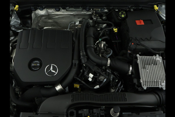 Mercedes-Benz CLA-Klasse shooting brake Shooting Brake 180 AMG Sportpakket | Keyless Go | Sfeerverlichting | Car Play | Stoelverwarming | Parkeerpakket met Camera | Inclusief 24 maanden Mercedes-Benz Certified garantie voor Europa.