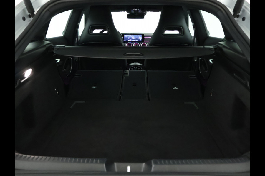 Mercedes-Benz CLA-Klasse shooting brake Shooting Brake 180 AMG Sportpakket | Keyless Go | Sfeerverlichting | Car Play | Stoelverwarming | Parkeerpakket met Camera | Inclusief 24 maanden Mercedes-Benz Certified garantie voor Europa.