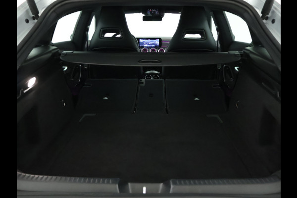 Mercedes-Benz CLA-Klasse shooting brake Shooting Brake 180 AMG Sportpakket | Keyless Go | Sfeerverlichting | Car Play | Stoelverwarming | Parkeerpakket met Camera | Inclusief 24 maanden Mercedes-Benz Certified garantie voor Europa.