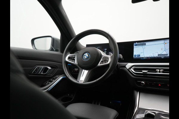 BMW 3 Serie Touring 330e M Sport FACELIFT PHEV 293pk Dealer O.H. | Trekhaak Af Fabriek | Panodak | Head Up | Camera | Dravitgrau | Lederen Sportstoelen Verwarmd | Sfeerverlichting | Apple Carplay | Keyless | Blis | Cruise Control | Navigatie | DAB | Plug In Hybrid |