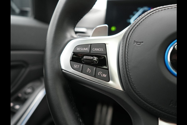BMW 3 Serie Touring 330e M Sport FACELIFT PHEV 293pk Dealer O.H. | Trekhaak Af Fabriek | Panodak | Head Up | Camera | Dravitgrau | Lederen Sportstoelen Verwarmd | Sfeerverlichting | Apple Carplay | Keyless | Blis | Cruise Control | Navigatie | DAB | Plug In Hybrid |