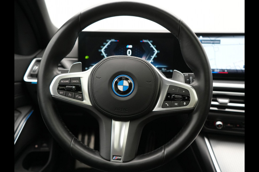 BMW 3 Serie Touring 330e M Sport FACELIFT PHEV 293pk Dealer O.H. | Trekhaak Af Fabriek | Panodak | Head Up | Camera | Dravitgrau | Lederen Sportstoelen Verwarmd | Sfeerverlichting | Apple Carplay | Keyless | Blis | Cruise Control | Navigatie | DAB | Plug In Hybrid |
