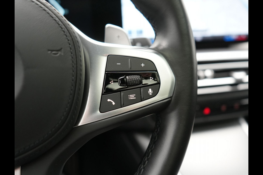 BMW 3 Serie Touring 330e M Sport FACELIFT PHEV 293pk Dealer O.H. | Trekhaak Af Fabriek | Panodak | Head Up | Camera | Dravitgrau | Lederen Sportstoelen Verwarmd | Sfeerverlichting | Apple Carplay | Keyless | Blis | Cruise Control | Navigatie | DAB | Plug In Hybrid |