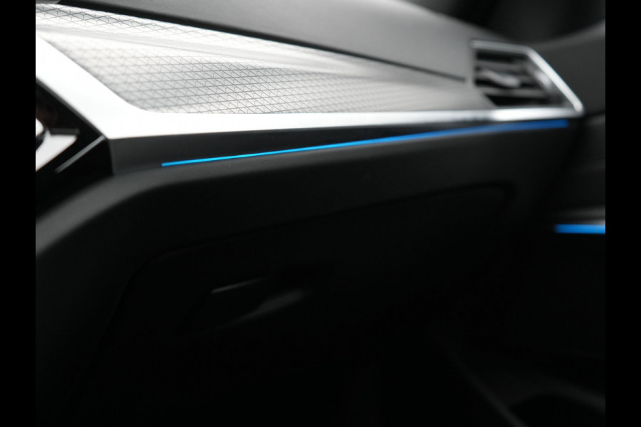BMW 3 Serie Touring 330e M Sport FACELIFT PHEV 293pk Dealer O.H. | Trekhaak Af Fabriek | Panodak | Head Up | Camera | Dravitgrau | Lederen Sportstoelen Verwarmd | Sfeerverlichting | Apple Carplay | Keyless | Blis | Cruise Control | Navigatie | DAB | Plug In Hybrid |