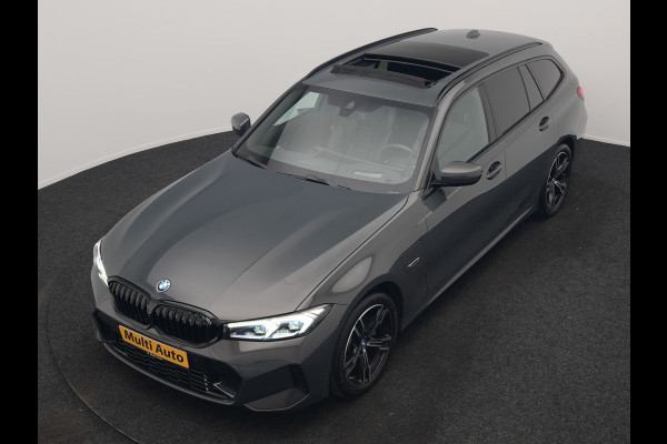 BMW 3 Serie Touring 330e M Sport FACELIFT PHEV 293pk Dealer O.H. | Trekhaak Af Fabriek | Panodak | Head Up | Camera | Dravitgrau | Lederen Sportstoelen Verwarmd | Sfeerverlichting | Apple Carplay | Keyless | Blis | Cruise Control | Navigatie | DAB | Plug In Hybrid |