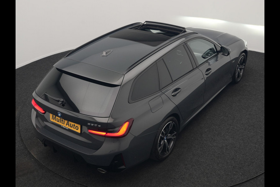 BMW 3 Serie Touring 330e M Sport FACELIFT PHEV 293pk Dealer O.H. | Trekhaak Af Fabriek | Panodak | Head Up | Camera | Dravitgrau | Lederen Sportstoelen Verwarmd | Sfeerverlichting | Apple Carplay | Keyless | Blis | Cruise Control | Navigatie | DAB | Plug In Hybrid |