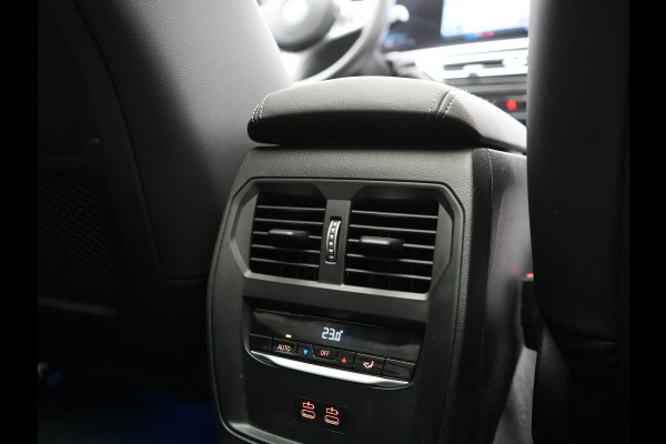 BMW 3 Serie Touring 330e M Sport FACELIFT PHEV 293pk Dealer O.H. | Trekhaak Af Fabriek | Panodak | Head Up | Camera | Dravitgrau | Lederen Sportstoelen Verwarmd | Sfeerverlichting | Apple Carplay | Keyless | Blis | Cruise Control | Navigatie | DAB | Plug In Hybrid |