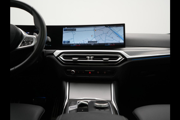 BMW 3 Serie Touring 330e M Sport FACELIFT PHEV 293pk Dealer O.H. | Trekhaak Af Fabriek | Panodak | Head Up | Camera | Dravitgrau | Lederen Sportstoelen Verwarmd | Sfeerverlichting | Apple Carplay | Keyless | Blis | Cruise Control | Navigatie | DAB | Plug In Hybrid |