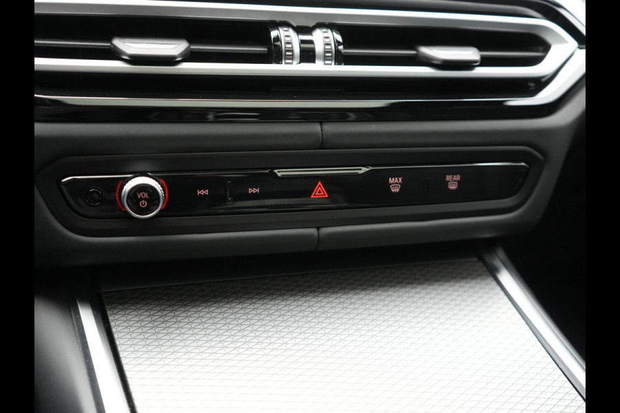 BMW 3 Serie Touring 330e M Sport FACELIFT PHEV 293pk Dealer O.H. | Trekhaak Af Fabriek | Panodak | Head Up | Camera | Dravitgrau | Lederen Sportstoelen Verwarmd | Sfeerverlichting | Apple Carplay | Keyless | Blis | Cruise Control | Navigatie | DAB | Plug In Hybrid |