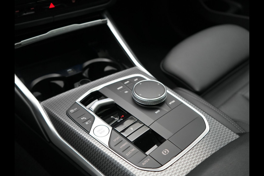 BMW 3 Serie Touring 330e M Sport FACELIFT PHEV 293pk Dealer O.H. | Trekhaak Af Fabriek | Panodak | Head Up | Camera | Dravitgrau | Lederen Sportstoelen Verwarmd | Sfeerverlichting | Apple Carplay | Keyless | Blis | Cruise Control | Navigatie | DAB | Plug In Hybrid |