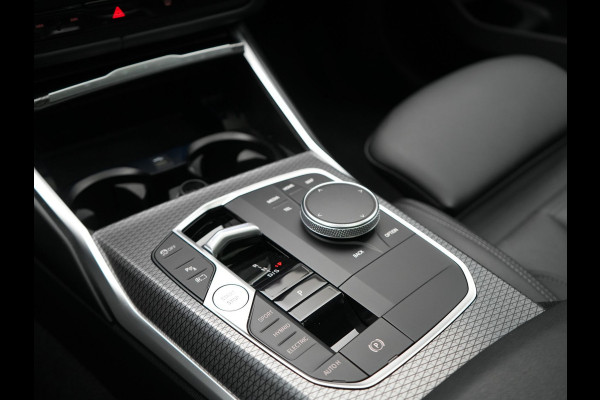 BMW 3 Serie Touring 330e M Sport FACELIFT PHEV 293pk Dealer O.H. | Trekhaak Af Fabriek | Panodak | Head Up | Camera | Dravitgrau | Lederen Sportstoelen Verwarmd | Sfeerverlichting | Apple Carplay | Keyless | Blis | Cruise Control | Navigatie | DAB | Plug In Hybrid |