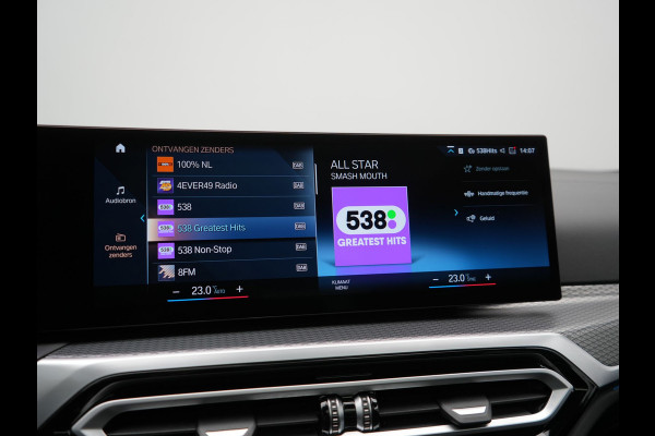BMW 3 Serie Touring 330e M Sport FACELIFT PHEV 293pk Dealer O.H. | Trekhaak Af Fabriek | Panodak | Head Up | Camera | Dravitgrau | Lederen Sportstoelen Verwarmd | Sfeerverlichting | Apple Carplay | Keyless | Blis | Cruise Control | Navigatie | DAB | Plug In Hybrid |
