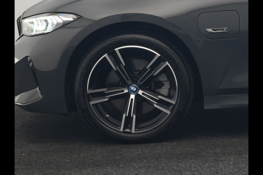 BMW 3 Serie Touring 330e M Sport FACELIFT PHEV 293pk Dealer O.H. | Trekhaak Af Fabriek | Panodak | Head Up | Camera | Dravitgrau | Lederen Sportstoelen Verwarmd | Sfeerverlichting | Apple Carplay | Keyless | Blis | Cruise Control | Navigatie | DAB | Plug In Hybrid |