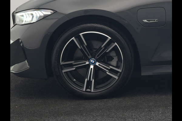 BMW 3 Serie Touring 330e M Sport FACELIFT PHEV 293pk Dealer O.H. | Trekhaak Af Fabriek | Panodak | Head Up | Camera | Dravitgrau | Lederen Sportstoelen Verwarmd | Sfeerverlichting | Apple Carplay | Keyless | Blis | Cruise Control | Navigatie | DAB | Plug In Hybrid |
