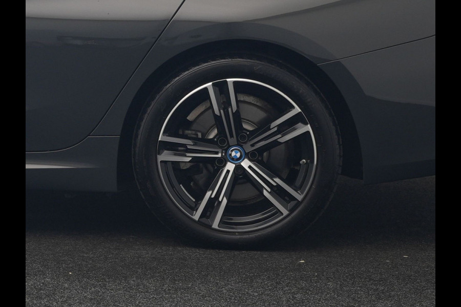 BMW 3 Serie Touring 330e M Sport FACELIFT PHEV 293pk Dealer O.H. | Trekhaak Af Fabriek | Panodak | Head Up | Camera | Dravitgrau | Lederen Sportstoelen Verwarmd | Sfeerverlichting | Apple Carplay | Keyless | Blis | Cruise Control | Navigatie | DAB | Plug In Hybrid |