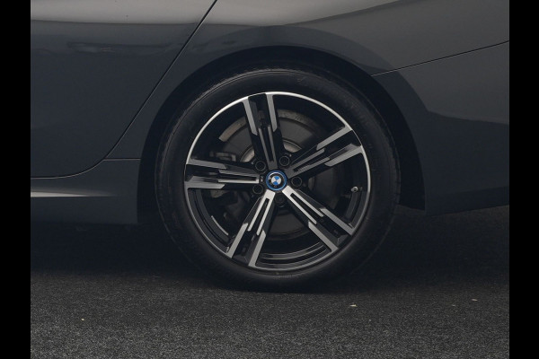 BMW 3 Serie Touring 330e M Sport FACELIFT PHEV 293pk Dealer O.H. | Trekhaak Af Fabriek | Panodak | Head Up | Camera | Dravitgrau | Lederen Sportstoelen Verwarmd | Sfeerverlichting | Apple Carplay | Keyless | Blis | Cruise Control | Navigatie | DAB | Plug In Hybrid |
