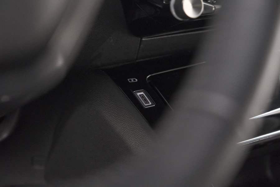 Peugeot e-2008 EV Allure 54 kWh | 11 KW Lader | Apple Carplay | Parkeersensoren