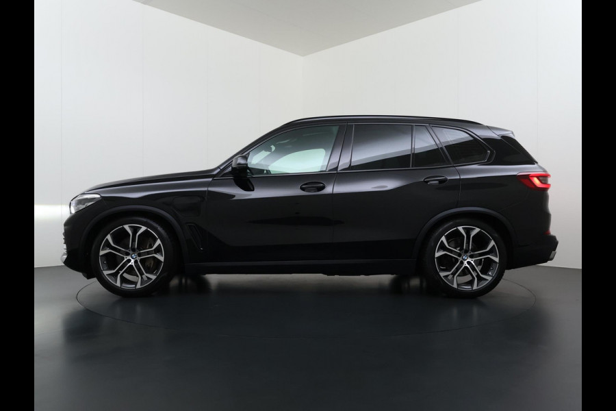 BMW X5 xDrive45e High Executive VAN: 55.900,- VOOR: 51.877,- UW WKVOORDEEL: 4.023,- | HARMAN KARDON| ELEK. TREKHAAK|ELEK. SCHUIF/ KANTELDAK| ACHTERBANK VERWARMING| HEAD-UP DISPLAY| DODE HOEK SENSOR| CAMERA| ACHTERAS BESTURING