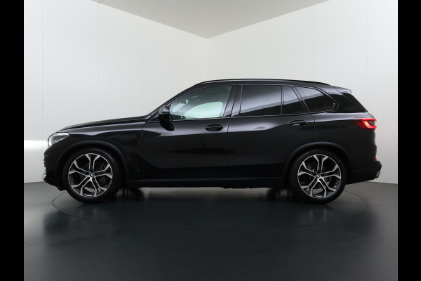 BMW X5 xDrive45e High Executive VAN: 55.900,- VOOR: 51.877,- UW WKVOORDEEL: 4.023,- | HARMAN KARDON| ELEK. TREKHAAK|ELEK. SCHUIF/ KANTELDAK| ACHTERBANK VERWARMING| HEAD-UP DISPLAY| DODE HOEK SENSOR| CAMERA| ACHTERAS BESTURING