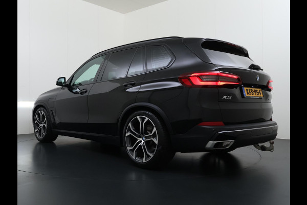 BMW X5 xDrive45e High Executive VAN: 55.900,- VOOR: 51.877,- UW WKVOORDEEL: 4.023,- | HARMAN KARDON| ELEK. TREKHAAK|ELEK. SCHUIF/ KANTELDAK| ACHTERBANK VERWARMING| HEAD-UP DISPLAY| DODE HOEK SENSOR| CAMERA| ACHTERAS BESTURING