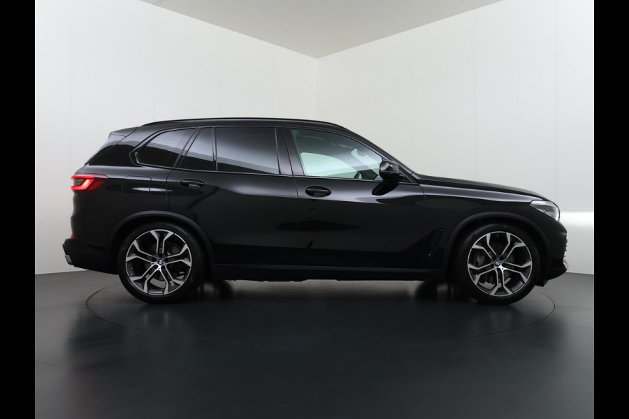 BMW X5 xDrive45e High Executive VAN: 55.900,- VOOR: 51.877,- UW WKVOORDEEL: 4.023,- | HARMAN KARDON| ELEK. TREKHAAK|ELEK. SCHUIF/ KANTELDAK| ACHTERBANK VERWARMING| HEAD-UP DISPLAY| DODE HOEK SENSOR| CAMERA| ACHTERAS BESTURING