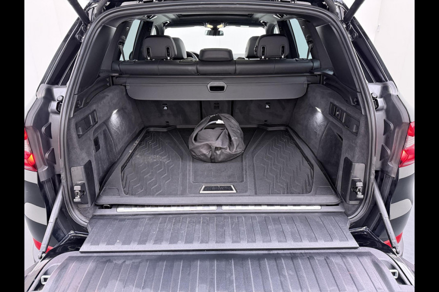 BMW X5 xDrive45e High Executive VAN: 55.900,- VOOR: 51.877,- UW WKVOORDEEL: 4.023,- | HARMAN KARDON| ELEK. TREKHAAK|ELEK. SCHUIF/ KANTELDAK| ACHTERBANK VERWARMING| HEAD-UP DISPLAY| DODE HOEK SENSOR| CAMERA| ACHTERAS BESTURING