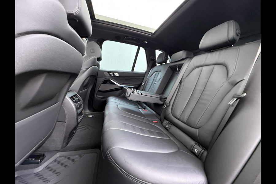 BMW X5 xDrive45e High Executive VAN: 55.900,- VOOR: 51.877,- UW WKVOORDEEL: 4.023,- | HARMAN KARDON| ELEK. TREKHAAK|ELEK. SCHUIF/ KANTELDAK| ACHTERBANK VERWARMING| HEAD-UP DISPLAY| DODE HOEK SENSOR| CAMERA| ACHTERAS BESTURING