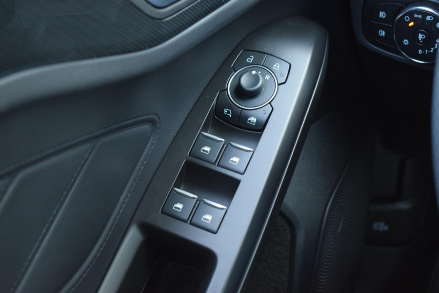 Ford Focus 1.0 EcoBoost Hybrid ST Line X | Pano | Stuur- en Stoelverw. | Sportstoelen