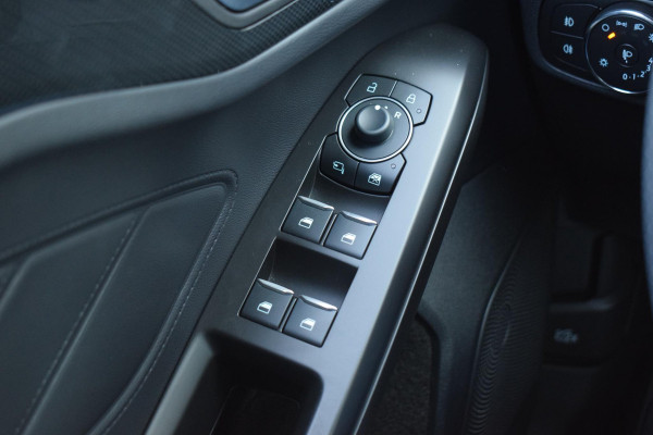 Ford Focus 1.0 EcoBoost Hybrid ST Line X | Pano | Stuur- en Stoelverw. | Sportstoelen