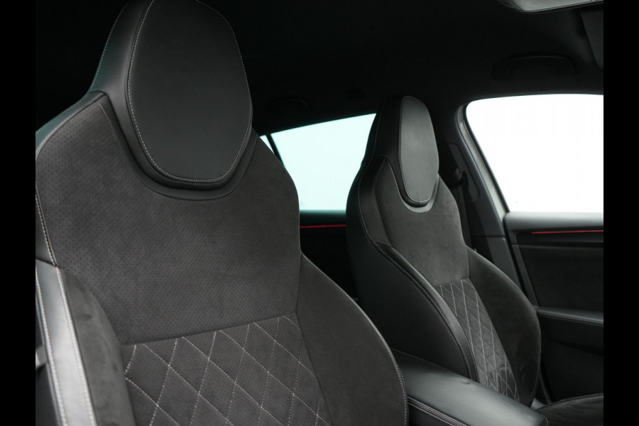 Škoda Superb Combi 1.4 TSI iV Sportline Business PHEV 218pk Dealer O.H. | Trekhaak Af Fabriek | Adaptive Cruise | 360 Camera | Canton Audio | Alcantara Sportstoelen Memory & Verwarmd | Sfeerverlichting | Stuur Verwarmd | Blis | Keyless | Apple Carplay | DAB | Plug In Hybrid |