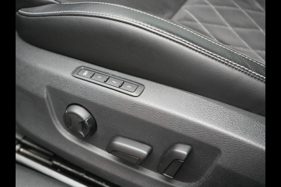 Škoda Superb Combi 1.4 TSI iV Sportline Business PHEV 218pk Dealer O.H. | Trekhaak Af Fabriek | Adaptive Cruise | 360 Camera | Canton Audio | Alcantara Sportstoelen Memory & Verwarmd | Sfeerverlichting | Stuur Verwarmd | Blis | Keyless | Apple Carplay | DAB | Plug In Hybrid |