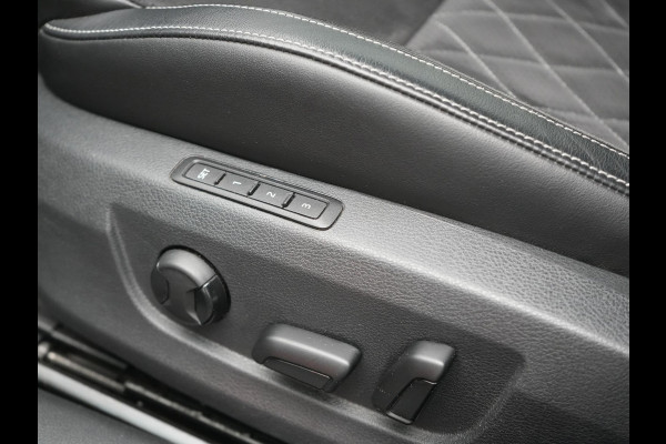 Škoda Superb Combi 1.4 TSI iV Sportline Business PHEV 218pk Dealer O.H. | Trekhaak Af Fabriek | Adaptive Cruise | 360 Camera | Canton Audio | Alcantara Sportstoelen Memory & Verwarmd | Sfeerverlichting | Stuur Verwarmd | Blis | Keyless | Apple Carplay | DAB | Plug In Hybrid |