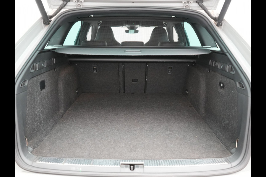 Škoda Superb Combi 1.4 TSI iV Sportline Business PHEV 218pk Dealer O.H. | Trekhaak Af Fabriek | Adaptive Cruise | 360 Camera | Canton Audio | Alcantara Sportstoelen Memory & Verwarmd | Sfeerverlichting | Stuur Verwarmd | Blis | Keyless | Apple Carplay | DAB | Plug In Hybrid |