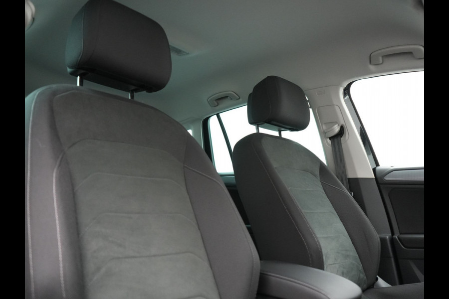 Volkswagen Tiguan 1.4 TSI eHybrid Elegance PHEV 245pk | Adaptive Cruise | Camera | IQ Light | Alcantara Comfortstoelen Massage & Verwarmd | Apple Carplay | Stuur Verwarmd | Navigatie | DAB | Plug In Hybrid |