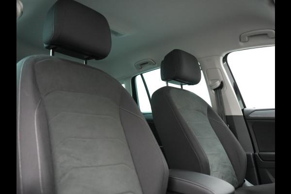 Volkswagen Tiguan 1.4 TSI eHybrid Elegance PHEV 245pk | Adaptive Cruise | Camera | IQ Light | Alcantara Comfortstoelen Massage & Verwarmd | Apple Carplay | Stuur Verwarmd | Navigatie | DAB | Plug In Hybrid |