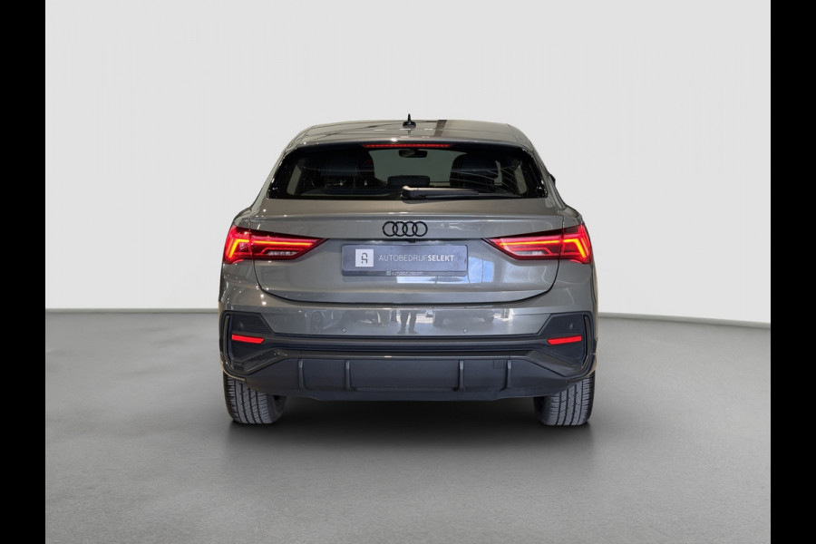 Audi Q3 Sportback 45 TFSI e S-line | Trekhaak | Camera | Chronosgrau | Matrix | Elektr. stoelen | Dodehoek | 1e eigenaar
