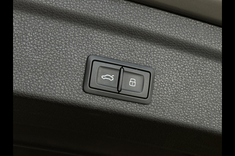 Audi Q3 Sportback 45 TFSI e S-line | Trekhaak | Camera | Chronosgrau | Matrix | Elektr. stoelen | Dodehoek | 1e eigenaar
